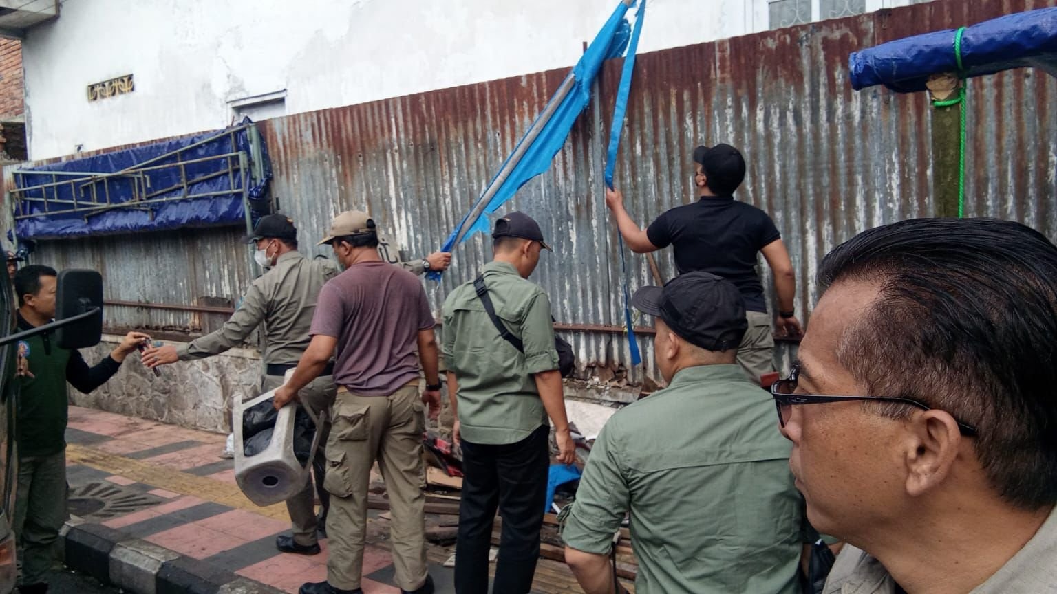 PENERTIBAN. Satpol PP Kota Magelang bersama aparat TNI dan Polri melakukan penertiban bagunan liar di Jalan Soekarno Hatta, Magelang Selatan.(foto : dok/magelang ekspres)