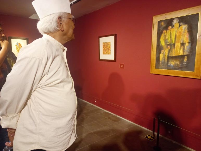 LUKISAN. Gus Mus bersama keluarga melihat karya lukisannya di OHD Museum saat pembukaan, Sabtu 11 Maret 2023.(foto:Heni Agusningtyas)