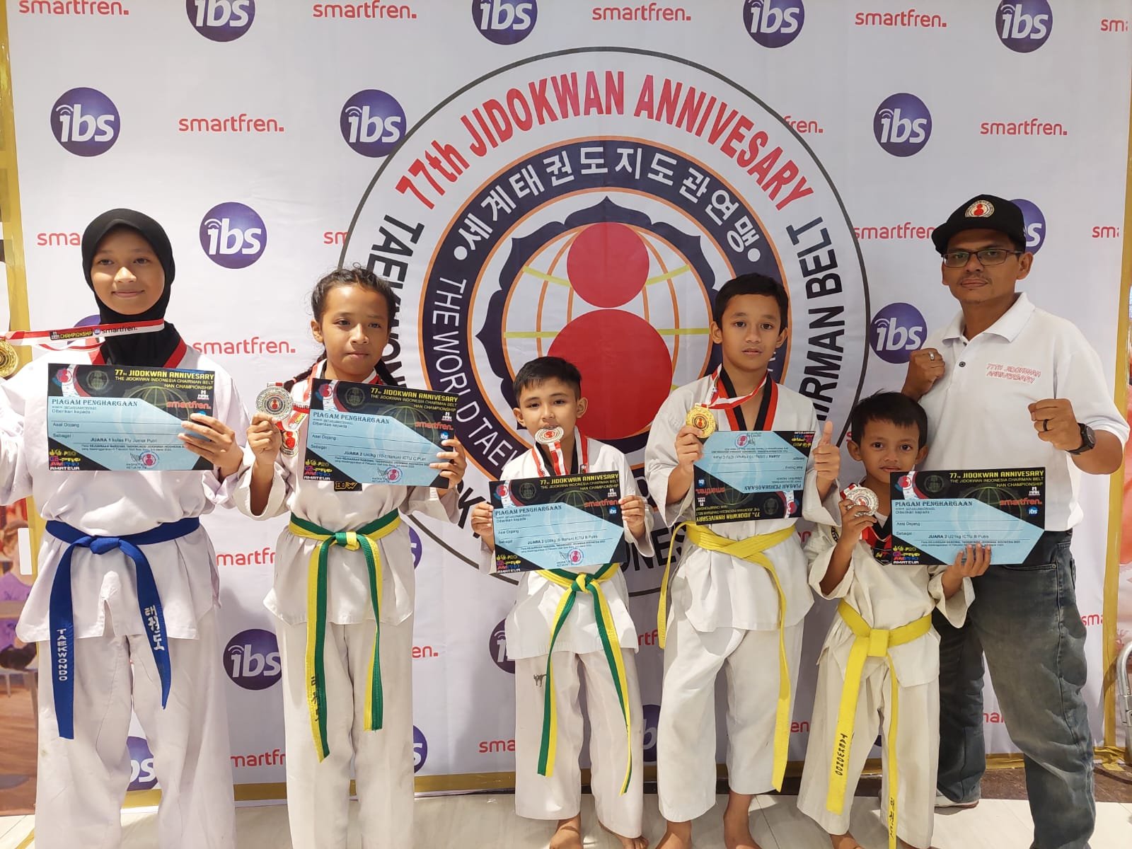 Anggota Dojang Hanz Martial Arts - Jidokwan Taekwondo Magelang raih dua medali emas dan tiga medali perunggu, pada ajang Kompetisi Taekwondo kelas amatir dan pro