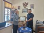 Kepala BPJamsostek Budi Pramono menyerahkan penghargaan kepada Kepala Desa Banyurojo Iksan Maksum. (foto : dokumen/magelang ekspres)