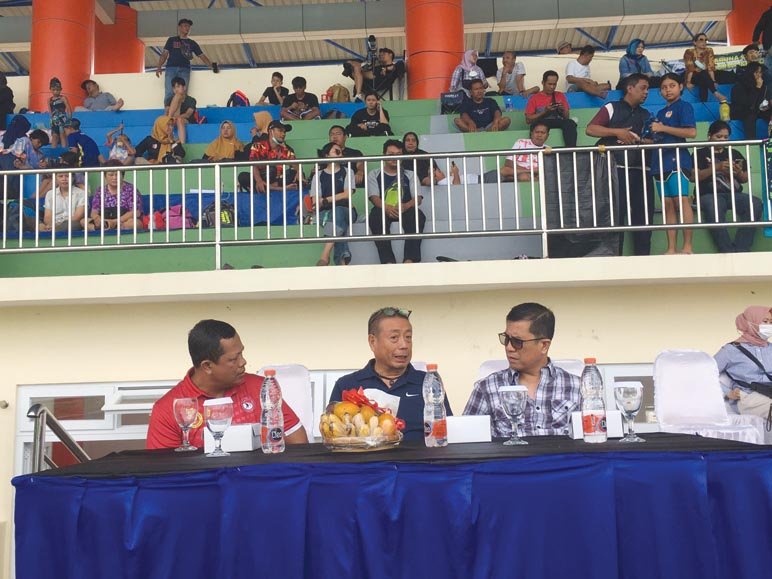 Ketua Umum PORBIN, Mayjend TNI Teddy KRAP Walikota Magelang Cup II di Samapta Aquatic Stadium pada Minggu, 05 Maret 2023 (FOTO : LARASATI PUTRI/MAGELANG EKSPRES)