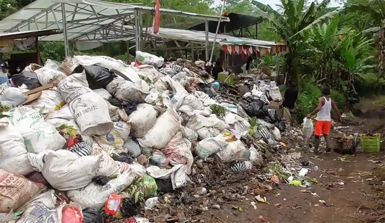 MENUMPUK. Tumpukan sampah terlihat di salah satu penampungan sampah di Temanggung. (foto:setyo wuwuh/temanggung ekspres)