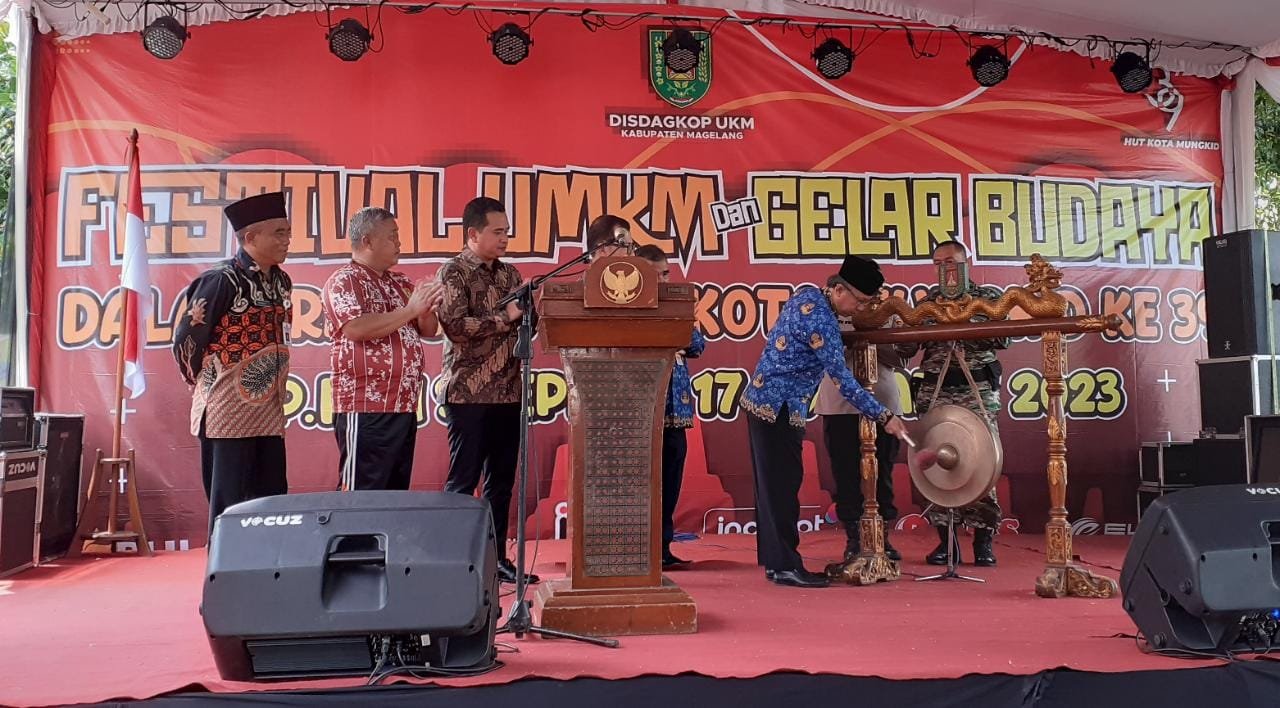 Sekda Kabupaten Magelang, Adi Waryanto mewakili Bupati Magelang dalam acara pembukaan Festival UMKM dan Gelar Budaya dalam rangka HUT Kota Mungkid ke-39. (foto : ika zahara/magelang ekspres)