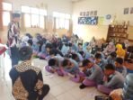 MOTIVASI. Siswa kelas VI SDN Kedungsari 1 Magelang diberikan semangat ESQ ustadz Maulana Choirul.(foto : Heni/magelang ekspres)