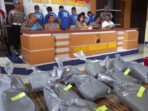 Keenam tersangka penjual bahan peledak berhasil diamankan beserta BB di Polres Magelang Kota, Rabu 29 Maret 2023 di Aula Mako.