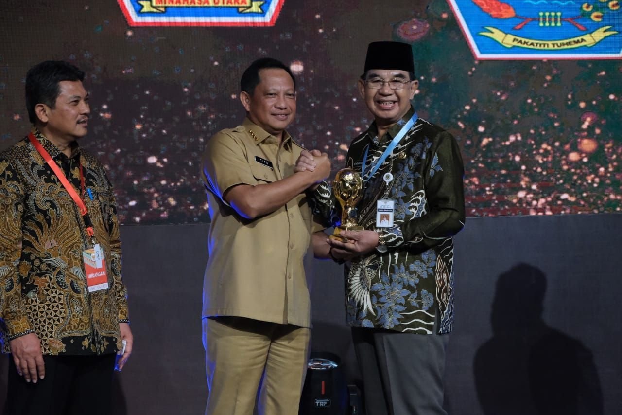 Wakil Walikota Magelang, M Mansyur menerima penghargaan UHC yang diserahkan oleh Menteri Dalam Negeri RI M Tito Karnavian di Jakarta. (foto : IST/magelang ekspres)