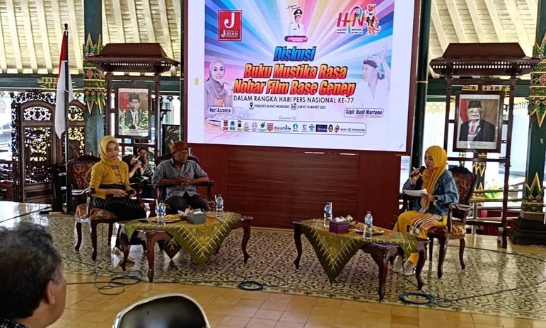 KOMUNITAS. Diskusi buku Mustika Rasa dan nobar film Base Genep Karya Ekspedisi Indonesia Baru yang dihelat oleh Komunitas Jurnalis Wonosobo di pendopo bupati. (foto: ist)