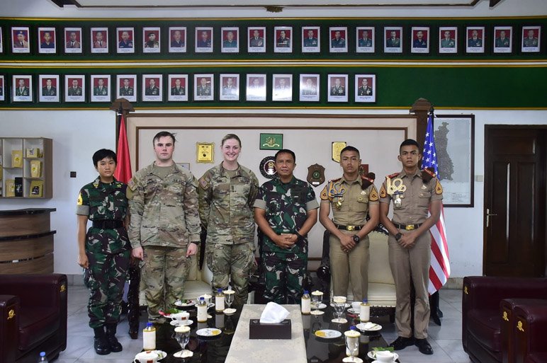 Dua Taruna Asal USMA Amerika Serikat mengunjungi Akademi Militer pada Selasa, 7 Maret 2023. (foto : dok akmil/magelang ekspres)