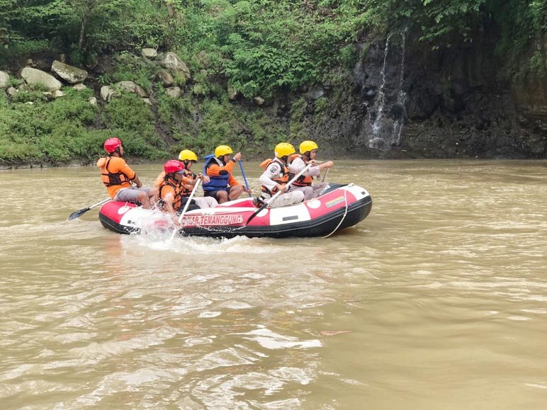 Ilustrasi tim gabungan dari SAR dan relawan melakukan pencarian korban yang hanyut di Sungai Progo Magelang. (FOTO : DOK/MAGELANG EKSPRES)