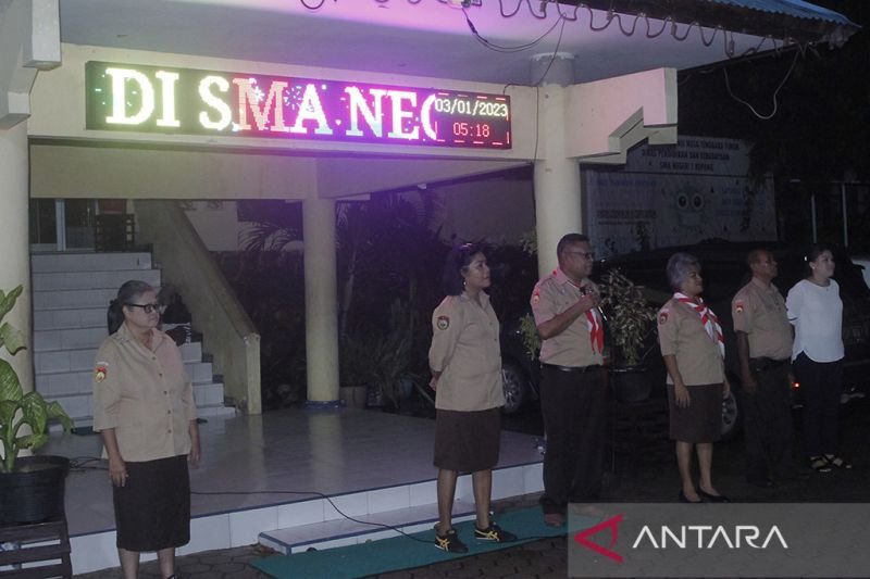 PAGI BUTA. Ramai soal siswa SMA SMK di Nusa Tenggara Timur yang harus datang ke sekolah pada pukul 05.00 waktu setempat. (foto : IST/antara)