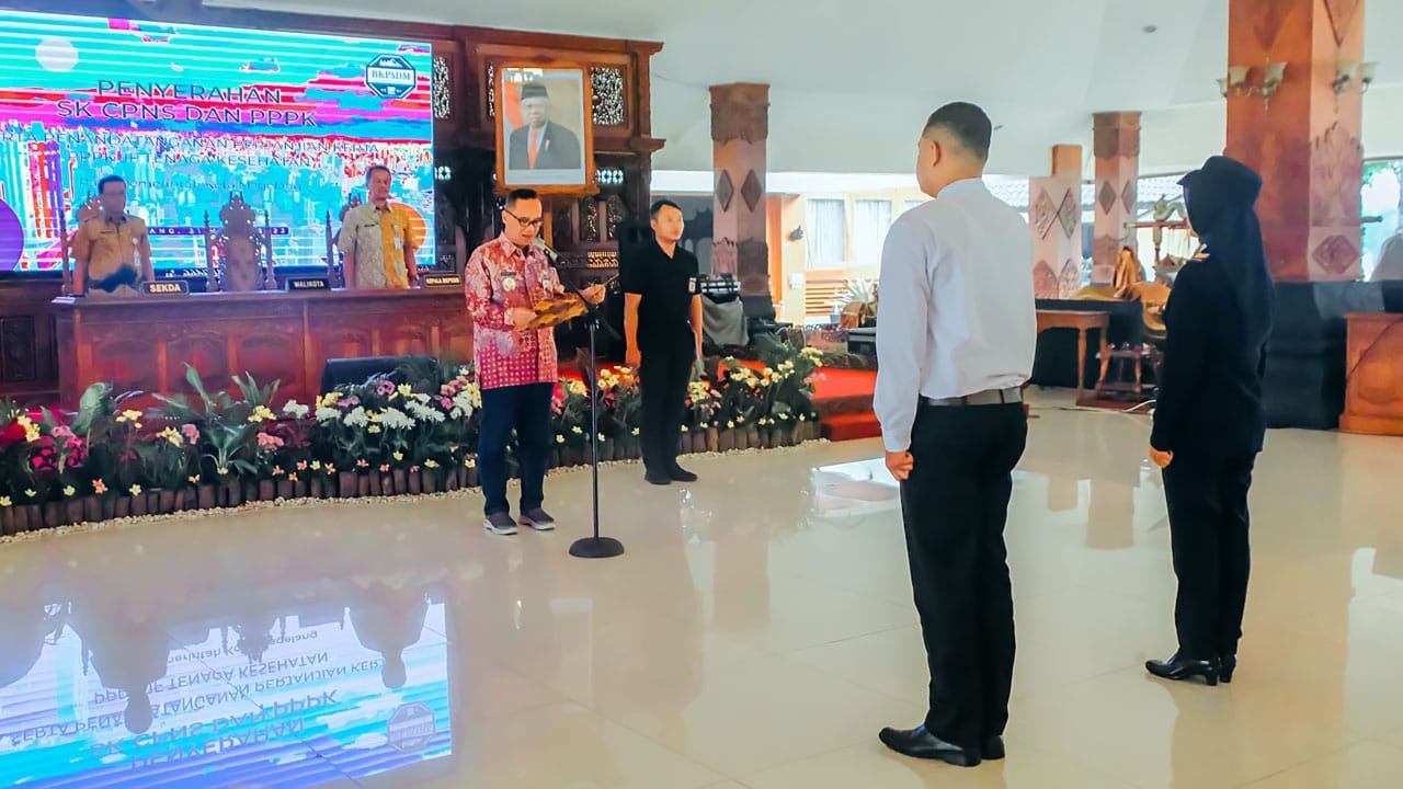 Walikota Magelang dr Muchamad Nur Aziz menyerahkan SK kepada salah satu CPNS STTD yang ditempatkan di Dinas Perhubungan Kota Magelang. (foto : dok prokompim kota magelang/magelang ekspres)