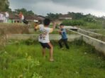 Keseruan anak-anak di Dusun Bebengan, Temanggung saat bermain pletokan bambu menjelang buka puasa. (foto : huni wejang/ magelang ekspres)