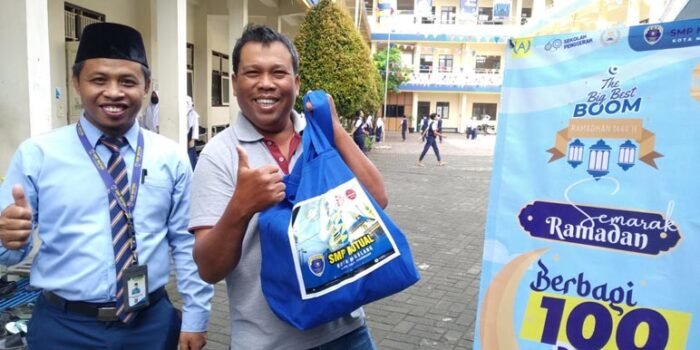 PAKET SEMBAKO.Kepala Sekolah SMP Mutual Kota Magelang, Wasiun bagikan langsung paket sembako kepada keluarga kurang mampu.(Ist)
