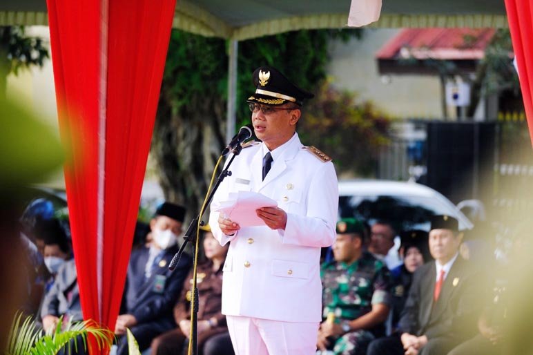 Walikota Magelang dr Muchamad Nur Aziz memberikan sambutan pada upacara peringatan Hari Jadi Kota Magelang ke-1117 di Alun-alun Kota Magelang, Selasa, 11 April 2023. (foto : larasati putri/magelang ekspres)