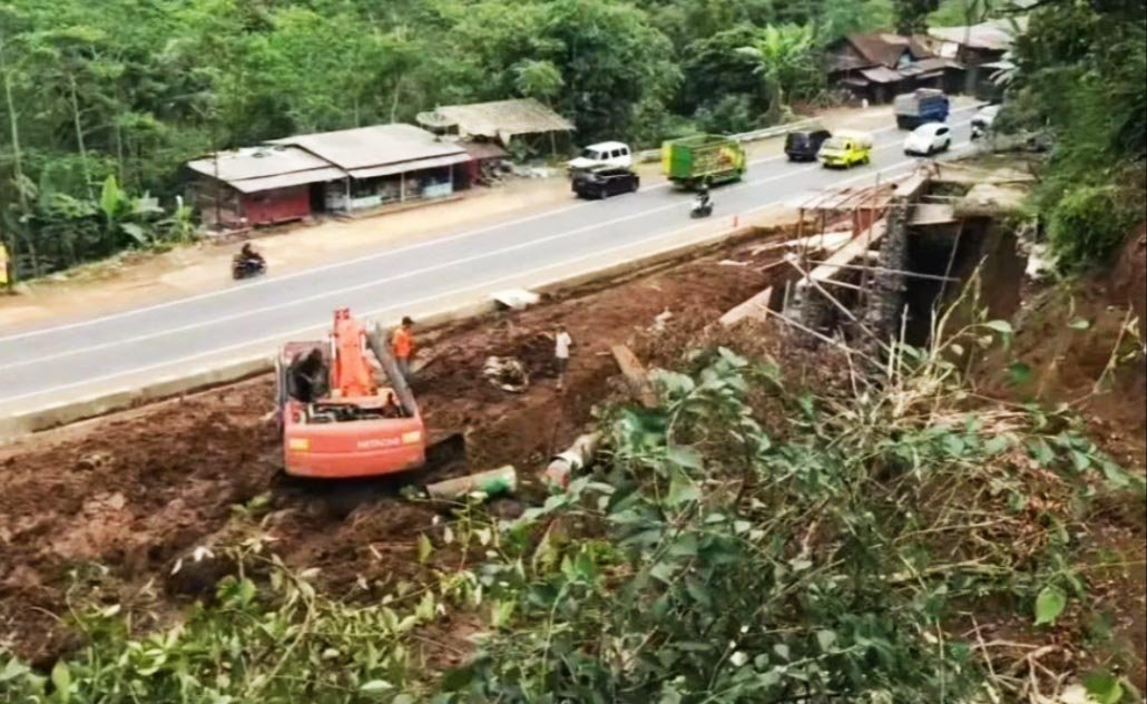 ALAT BERAT. Lokasi bencana tanah longsor yang sempat membuat kemacetan di jalan nasional, saat ini disiapkan alat berat.(Foto:setyo wuwuh/temanggung ekspres)