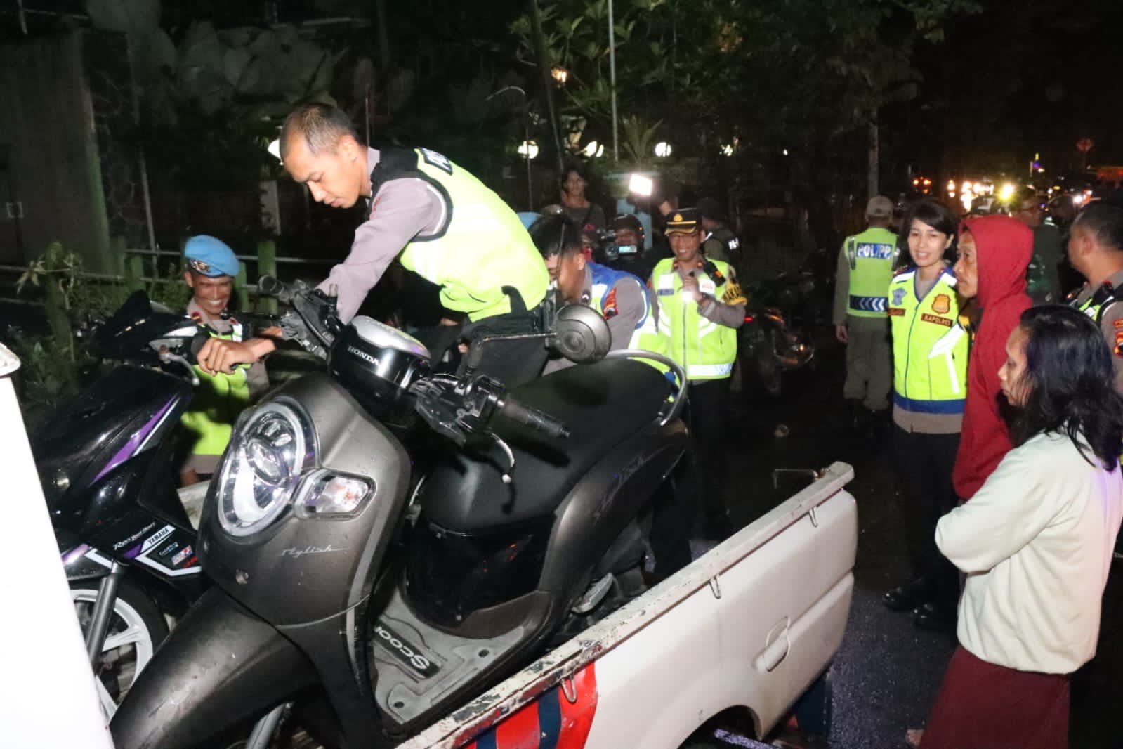 Patroli besar-besaran yang diinisiasi Polres Magelang Kota melibatkan 100 lebih personel mengedepankan tindakan preventif dan preemtif. (foto : muhamad fadlil/magelang ekspres)