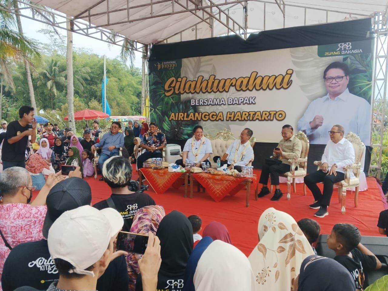 SILAHTURAHMI. Menko Perekonomian dan Ketua Umum Golkar, Airlangga Hartarto, dalam kegiatan silahturahmi bersama warga di Dusun Kebon Kliwon, Kebonrejo, Salaman, Magelang.