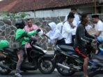MEMBAGIKAN. Guru dan pengurus OSIS SMPN 3 Magelang bagi-bagi takjil buka puasa ke masyarakat yang melintas, Sabtu, 15 April 2023.(foto :Heni Agusningtyas)