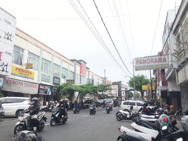 Pantauan kepadatan arus lalu lintas di salah satu titik pusat perdagangan Kota Magelang, Pasar Rejowinangun, Magelang Tengah, Kota Magelang. (foto : larasati putri/magelang ekspres)
