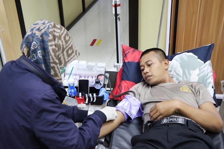DONOR DARAH. Polres Wonosobo bekerjasama dengan PMI Kabupaten Wonosobo menggelar donor darah pada Senin malam (10/4) di Poliklinik Polres Wonosobo.
