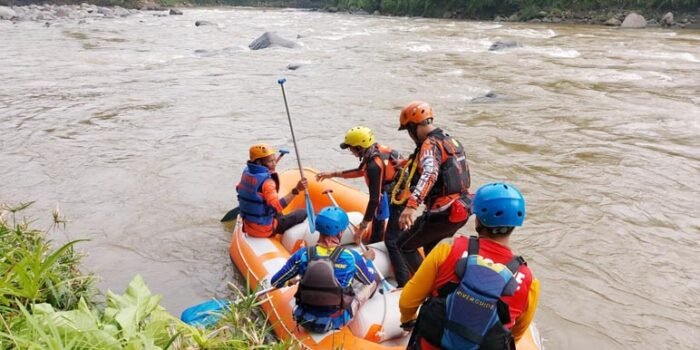 LAKA. Proses evakuasi terhadap korban laka air  dilakukan oleh tim SAR Gabungan Wonosobo di Sungai Serayu. (foto: ist)
