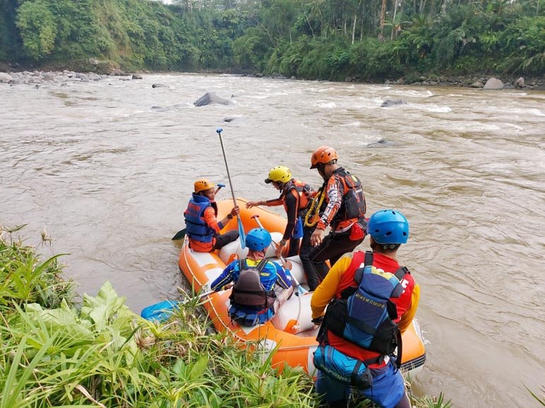 LAKA. Proses evakuasi terhadap korban laka air  dilakukan oleh tim SAR Gabungan Wonosobo di Sungai Serayu. (foto: ist)